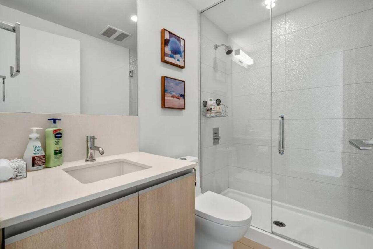 Luxury Apartment On The 9Th Floor Near Stampede, Complimentary Wine, 2 Car Ug Parking YYC المظهر الخارجي الصورة