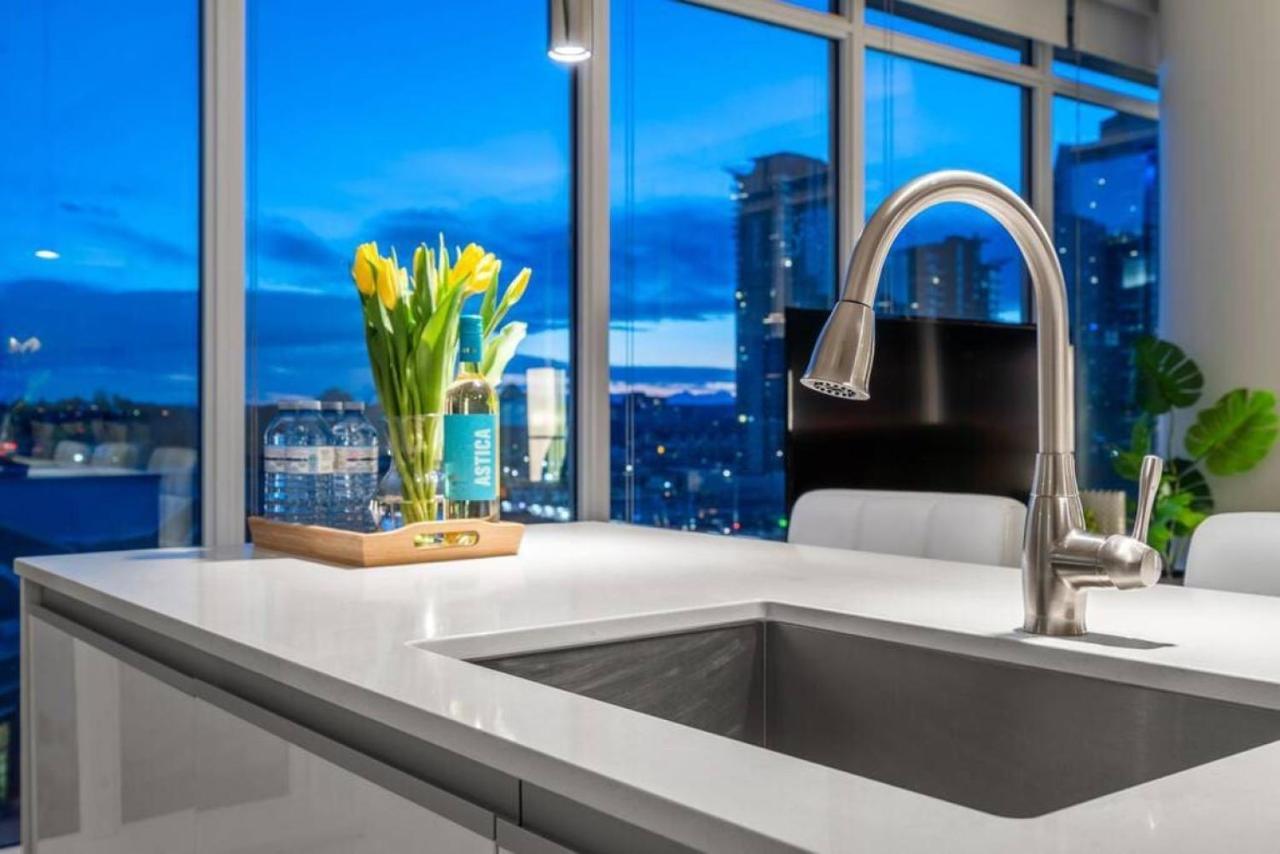 Luxury Apartment On The 9Th Floor Near Stampede, Complimentary Wine, 2 Car Ug Parking YYC المظهر الخارجي الصورة